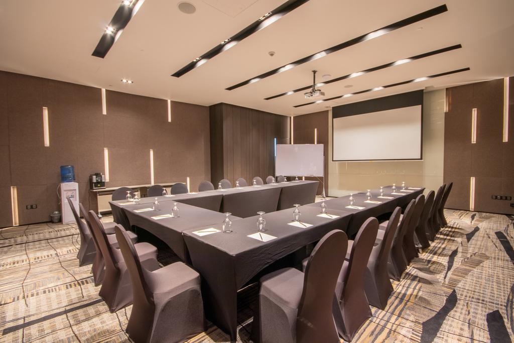 I'M Hotel - Multiple Use Hotel Makati City Exterior foto Meeting room at the hotel