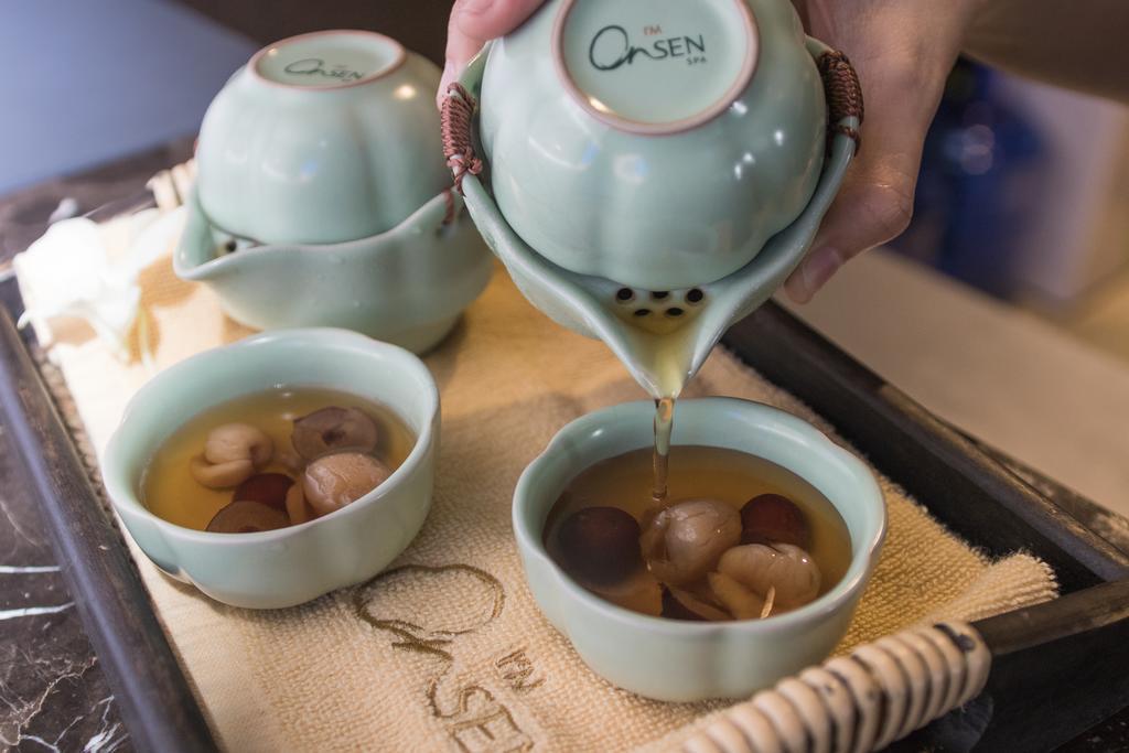 I'M Hotel - Multiple Use Hotel Makati City Exterior foto Tea being poured into a gaiwan